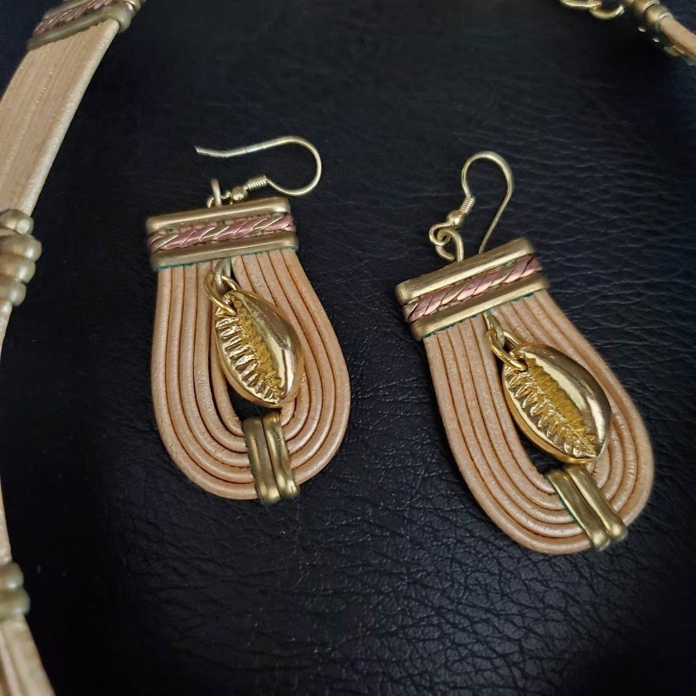 Boho Cowrie Shell Jewelry Set Necklace Cuff Bracelet Earrings Gold‎ Tone Tan - Picture 3 of 11
